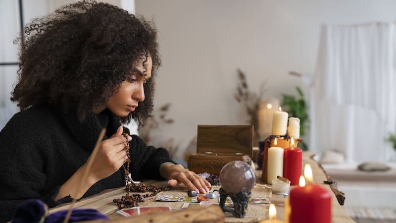Las afirmaciones positivas durante el ritual refuerzan la intención de liberar energías malignas y atraer la armonía.