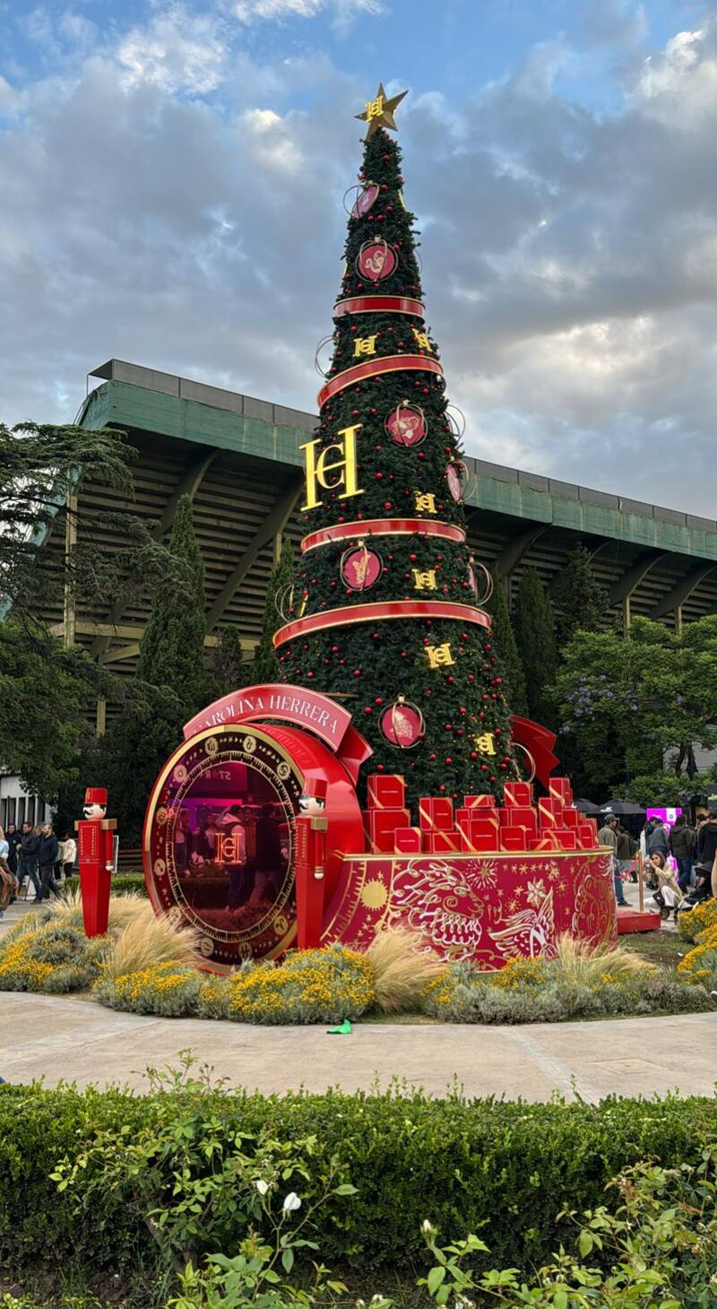 El Campo Argentino de Polo volvió a ser una fiesta este año, y entre sus principales atractivos hubo un gigantesco árbol de Navidad diseñado por la marca de fragancias Carolina Herrera.