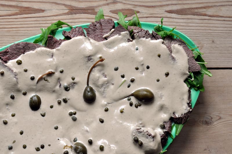 La salsa cremosa de atún y mayonesa acompaña perfectamente la carne fría. (Wikimedia Commons-Cyclonebill)