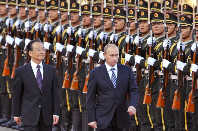 Putin en 2009 en Beijing, los analistas ya reparaban en su brazo derecho inmóvil al caminar - Bloomberg