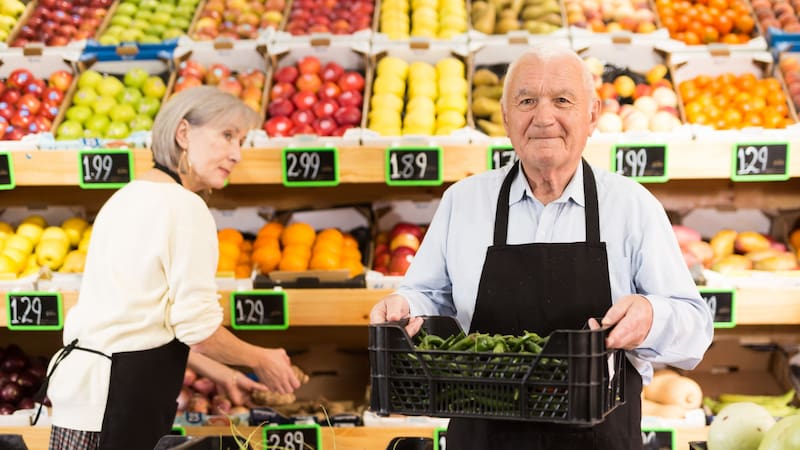 Población envejecida: los mayores de 55 años que trabajan marcan récord en el país.