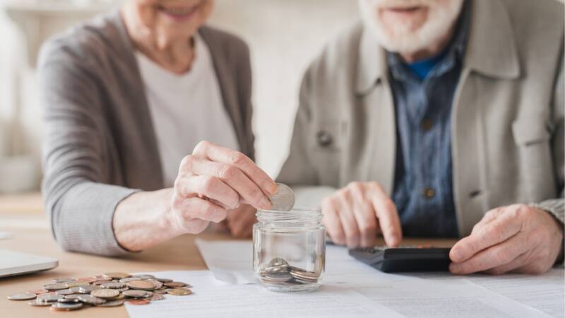 Algunas personas que cobran la pensión IMSS podrán acceder a un 35% de aumento en el monto de dinero depositado de manera mensual. Foto: archivo El Cronista México