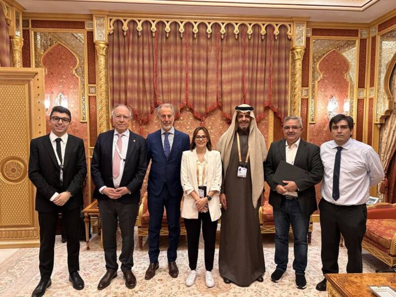 Fernanda Ávila y Jorge Neme con Yazeed Al-Humied, vicegobernador y director de Inversiones del Fondo de Inversión saudí.