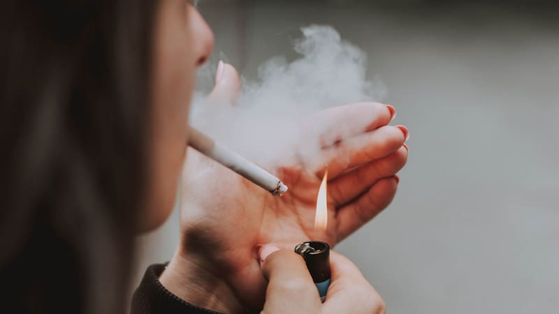 Fumar es la principal causa de cáncer de pulmón.