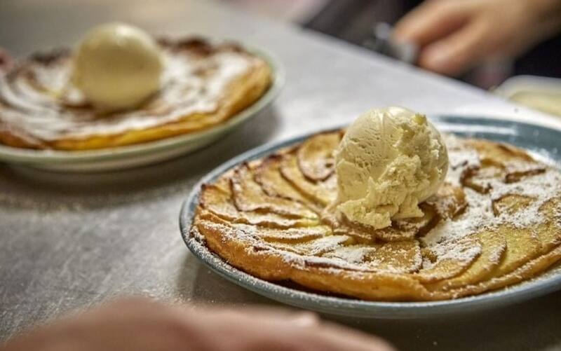 Oblea caliente de manzana con helado de vainilla en Filandón.