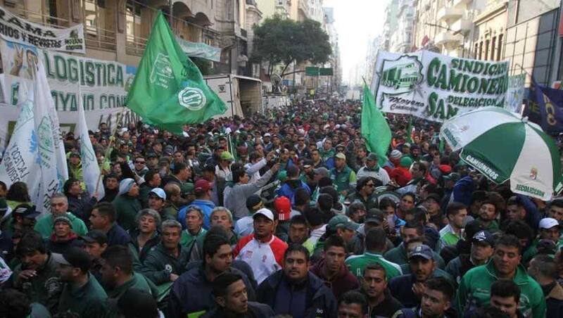 Los afiliados al gremio de camioneros durante una protesta llevada a cabo frente al Ministerio de Trabajo.