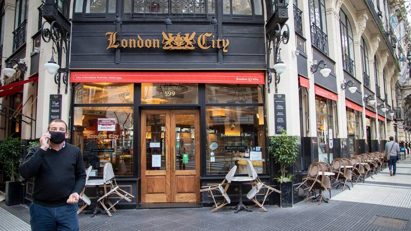 La postal de bares cerrados volverían el fin de semana, con delivery y take away