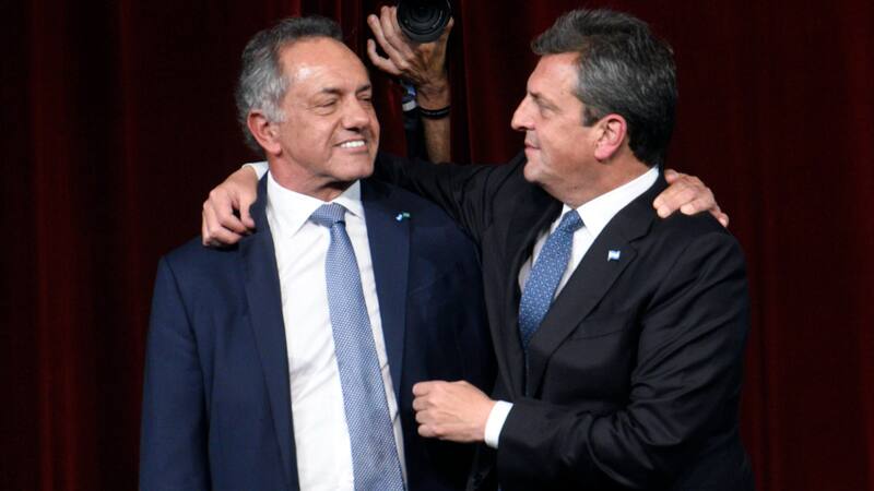 Daniel Scioli y Sergio Massa en la presentación del libro del embajador