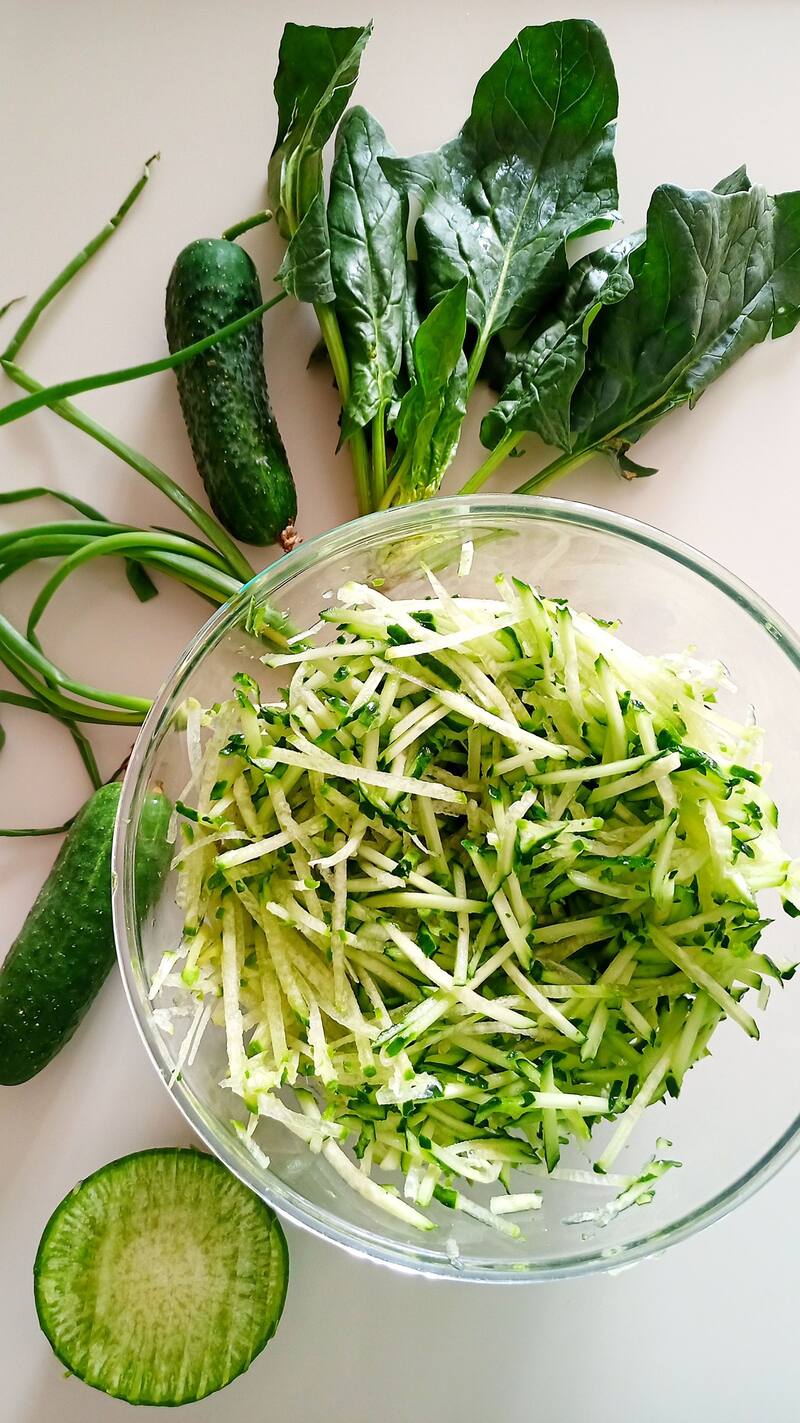 Jugos verdes con pepino y espinacas. Fuente: Pixabay.