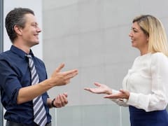 Qué significa mover las manos mientras hablamos, según la psicología