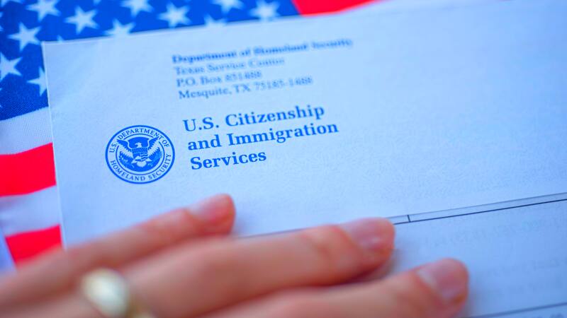 USCIS otorgará autorizaciones de empleo a migrantes.