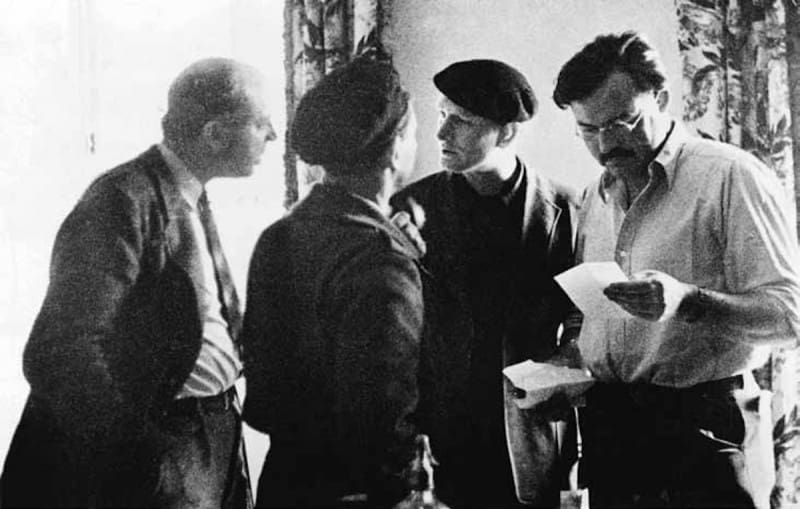 Dos Passos y Hemingway con el general Walter, en la última foto que hicieron juntos.El general Walter, cuyo verdadero nombre era Karol wierczewski, fue un militar polaco que comandó brigadas internacionales en defensa de la República durante la Guerra Civil Española. (Imagen: Wikimedia Commons)