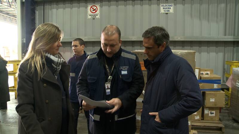 El titular de la Dirección General de Aduanas (DGA), Guillermo Michel, en un operativo junto a agentes de la AFIP.