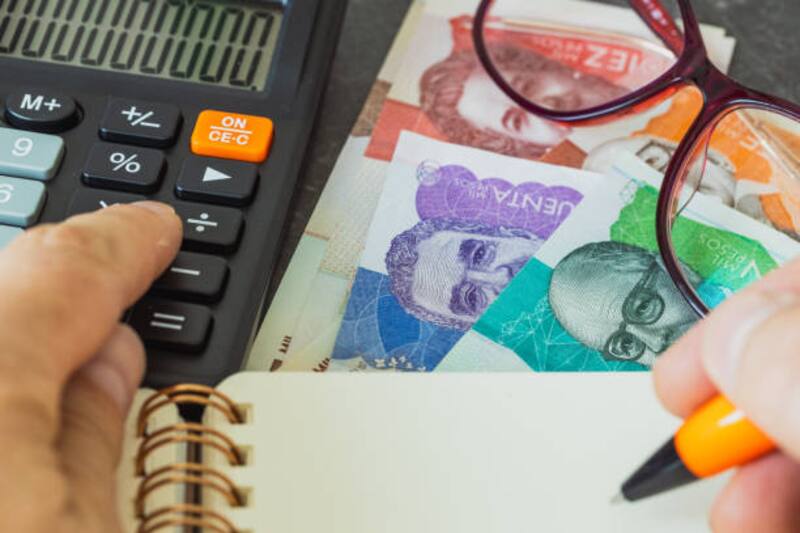 Las personas que reciban más de 2,3 salarios mínimos deberán recibir su beneficio en dos fondos diferentes.