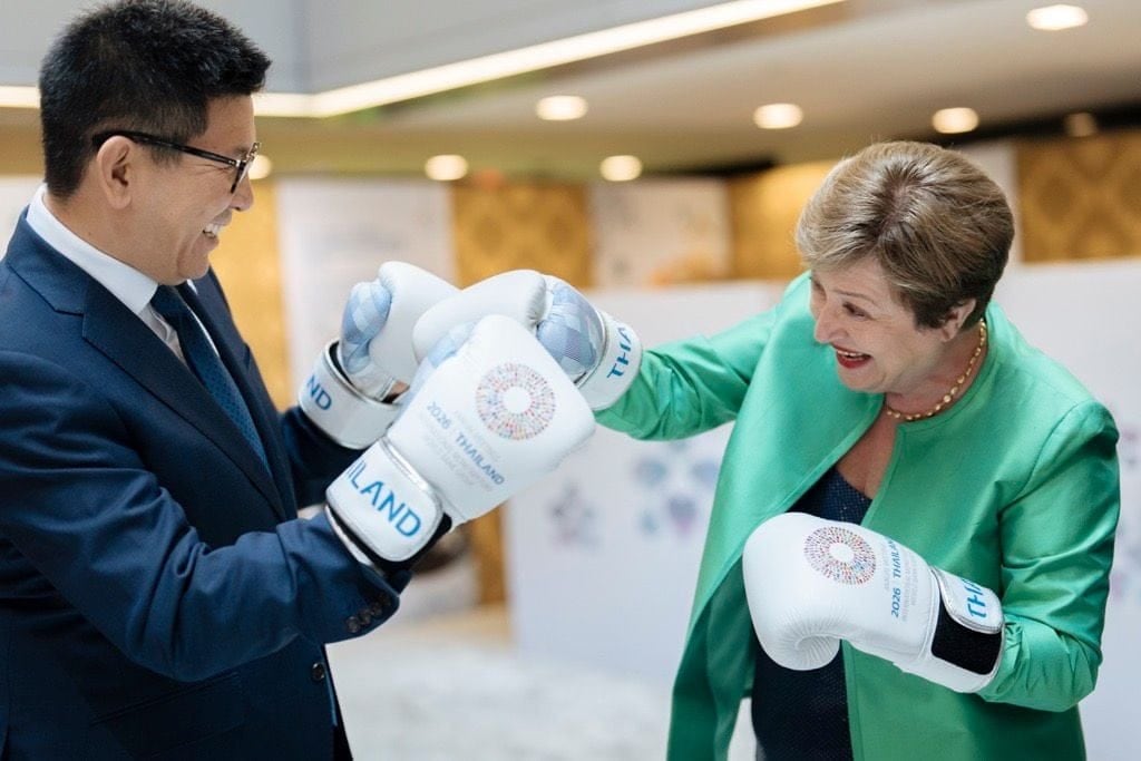 La titular del FMI se animó a los guantes durante una exhibición en Bangkok