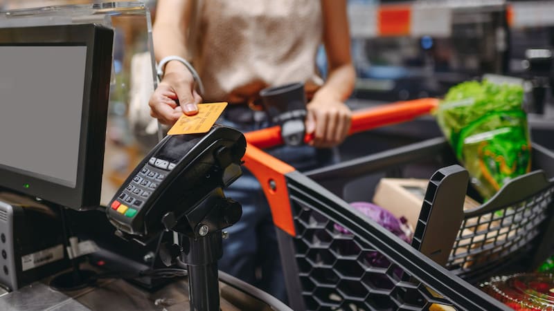 Esta es la razón por la que DEBERÍAS usar la TARJETA de CRÉDITO en lugar de la de DÉBITO.