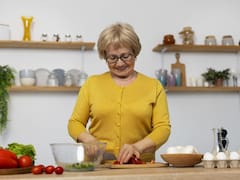 Los 10 alimentos que las mujeres de 50 años tienen que sumar a su dieta: son ricos en fitoestrógenos y claves para aliviar malestares de la menopausia