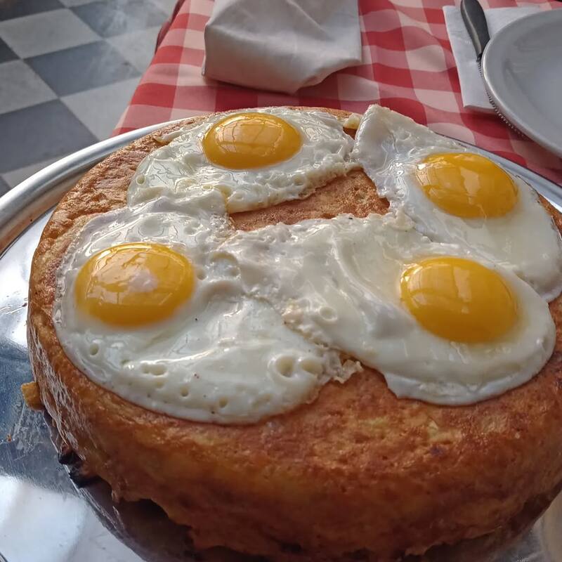 El Club del Progreso es considerado el restaurante más antiguo de la Ciudad de Buenos Aires y ofrece un tenedor libre para los fanáticos de los platos abundantes (Foto: Instagram @club.delprogresorestaurante)