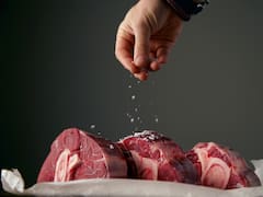 Lo estás haciendo mal | Este es el momento exacto en que debes echarle sal a la carne para cocinarla de forma correcta