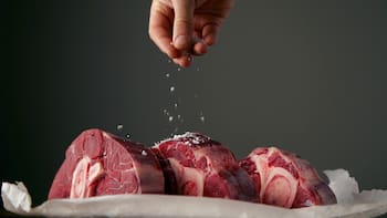 Lo estás haciendo mal | Este es el momento exacto en que debes echarle sal a la carne para cocinarla de forma correcta