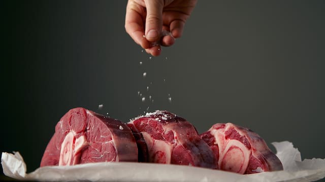 Lo estás haciendo mal | Este es el momento exacto en que debes echarle sal a la carne para cocinarla de forma correcta
