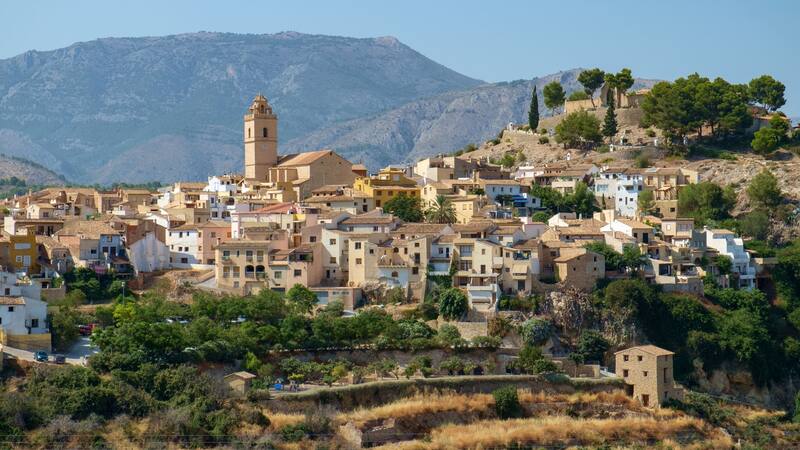 Escapadas: tiene 700 habitantes y es uno de los pueblitos más bonitos de Teruel por estos atractivos.