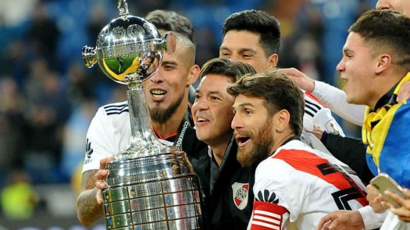 Gallardo con dos emblemas de River: Jonatan Maidana y Leonardo Ponzio junto a la copa del 2018