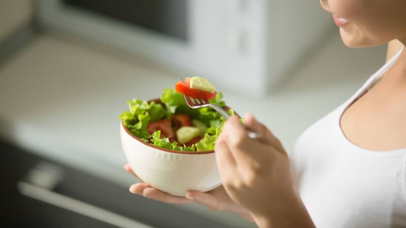 Adiós al mito del desayuno: las 10 mentiras más comunes sobre la alimentación saludable.