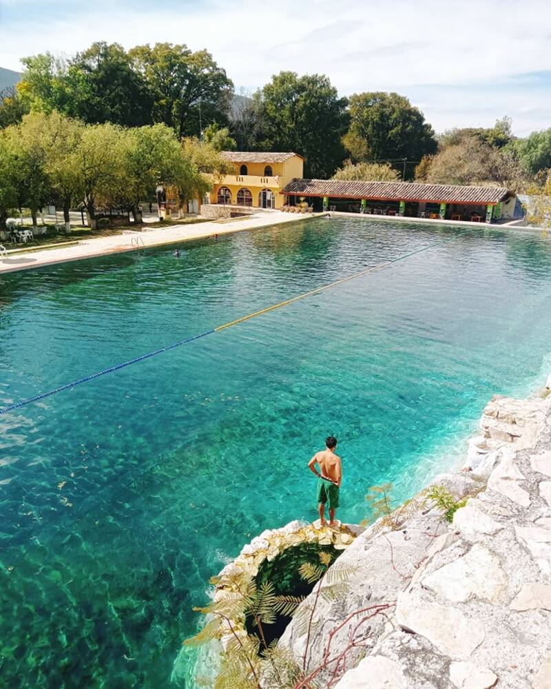 El manantial de aguas termales y turquesas que se convirtió en un sitio paradisíaco es el balneario Atonaltzin del Estado de Oaxaca. Foto: Facebook Balneario Atonaltzin