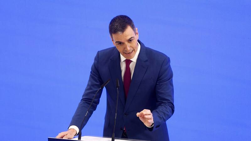 Pedro Sánchez pide el voto al candidato socialista a la Xunta: "nos estamos jugando el presente y el futuro de Galicia".