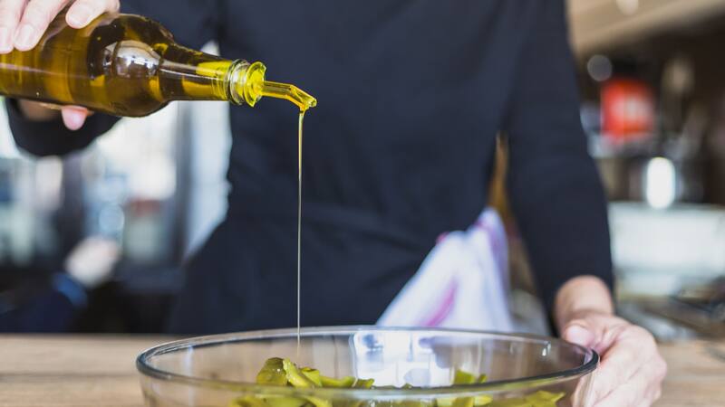 El procedimiento de consumo de aceite que altera su estructura química y genera problema en el organismo