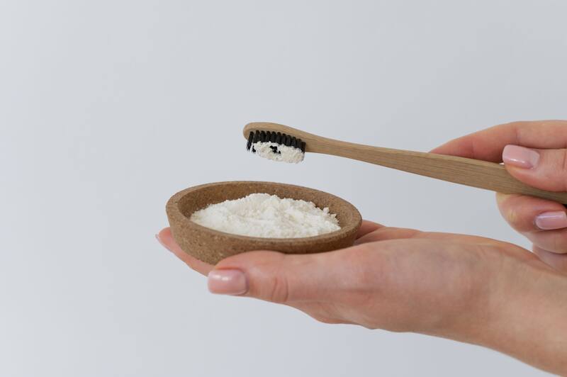 El bicarbonato de sodio es una solución efectiva contra el sarro de los dientes.