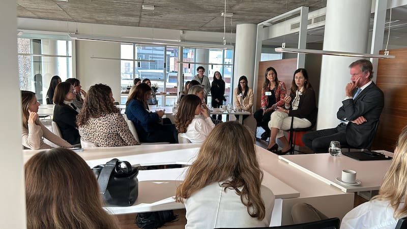 Clarisa y Conrado Estol en charlas con líderes mujeres