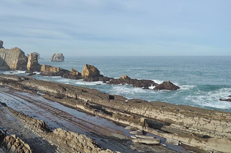 La pileta natural a la vera del Mar Cantábrico (Foto: Wikimedia Commons - Luis Rogelio HM)