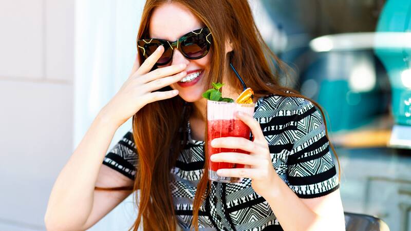 El licuado de fresa, naranja y chía es una opción nutritiva para mejorar la salud de la piel y el sistema digestivo.