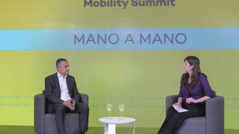 Raúl Mier, director comercial de General Motors Argentina, junto a Florencia Lendoiro