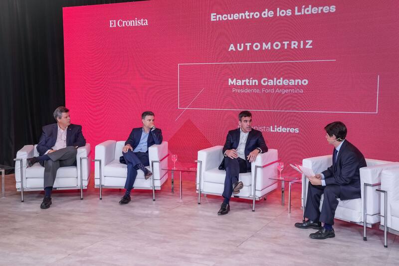 Federico Ovejero, vicepresidente de GM; Pablo Sibilla, presidente y director general de Renault Argentina; y Martín Galdeano, presidente de Ford Argentina.