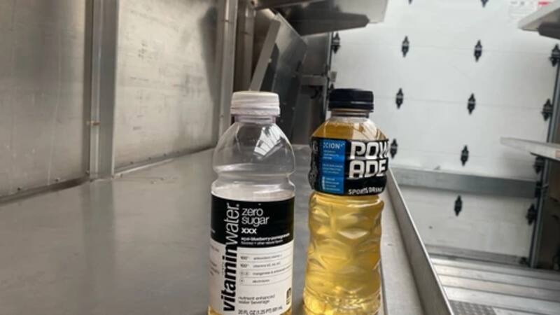 Botellas de orina en las inmediaciones de los centros de reparto. Fuente: Motherboard.