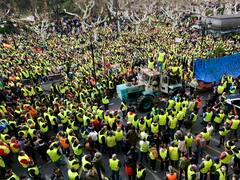 Miles de agricultores y ganaderos se manifiestan en las calles del centro para pedir soluciones para el campo