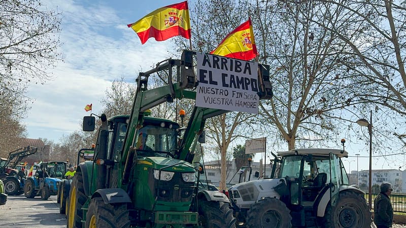 Concentración de tractores con motivo de las protestas del campo el martes 6 de febrero, en Zafra (Badajoz).