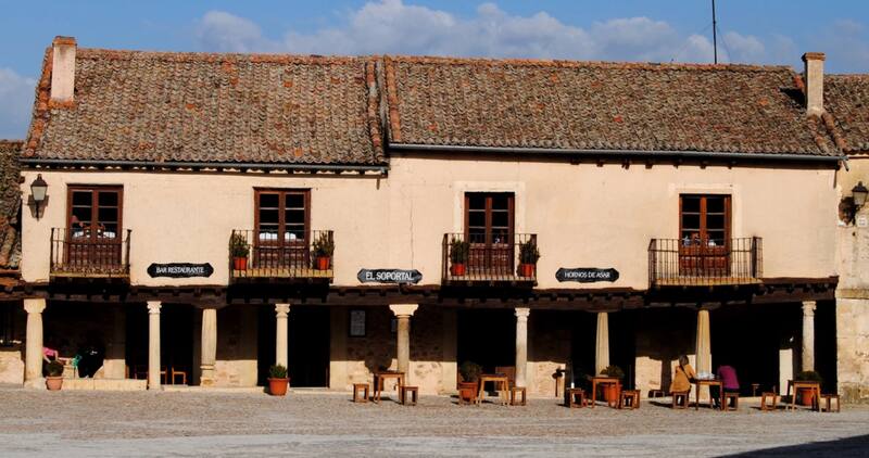 El local está frente a la plaza principal y cuenta con capacidad para un máximo de 400 comensales. (Foto: www.restauranteelsoportaladomicilio.com).