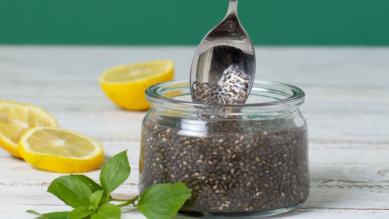 El agua de chía ayuda a estabilizar los niveles de glucosa en sangre y a regular los lípidos, favoreciendo un metabolismo equilibrado (Fuente: Freepik)