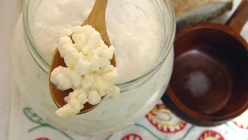 La preparación del kéfir de agua en casa es fácil y requiere solo de unos pocos ingredientes.