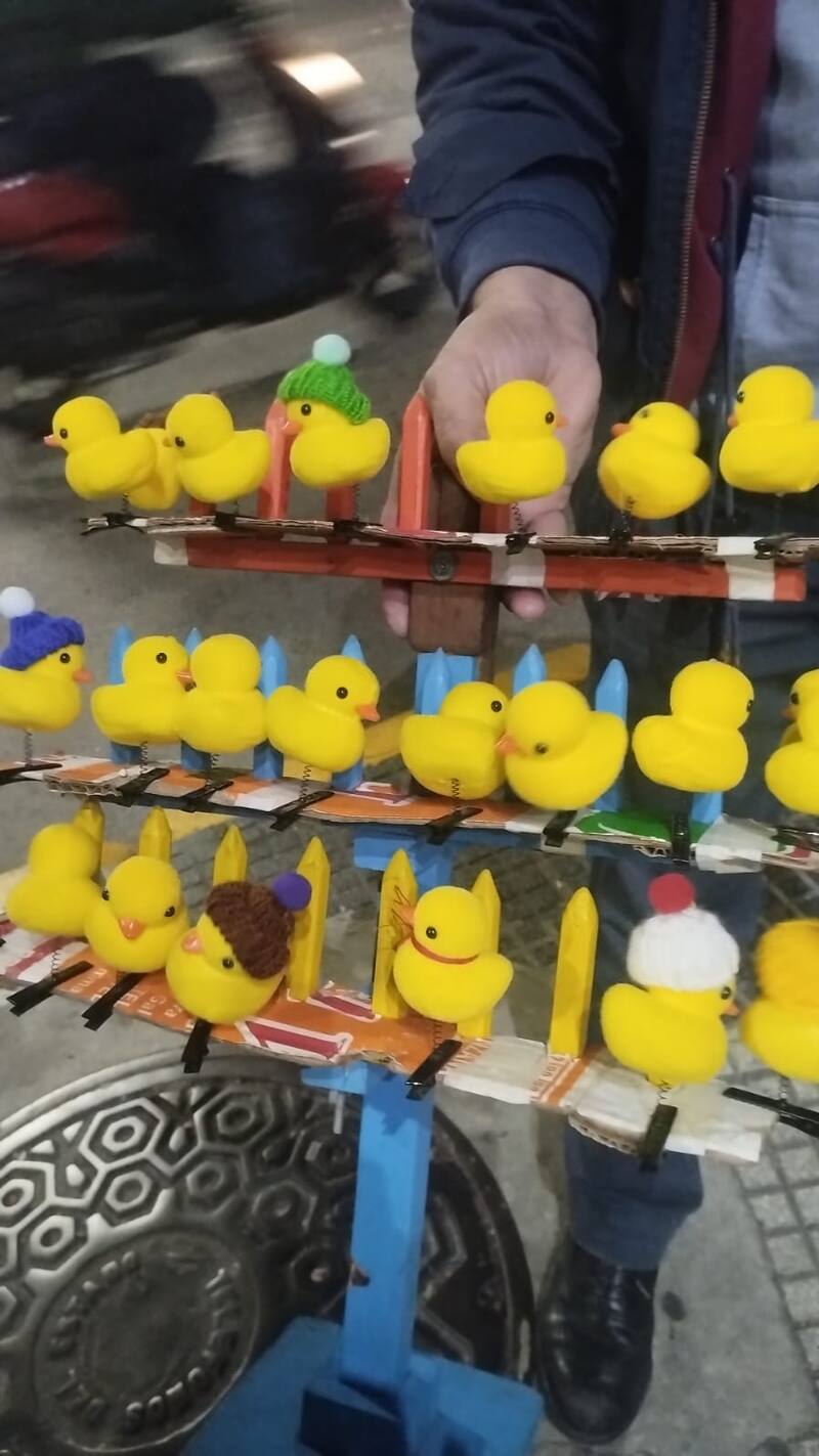 Los patitos furor en la Feria del Libro se vendían entre $ 1500 y $ 2500 los que tienen gorro de lana