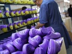 El fabricante argentino de crocs invierte $400 millones para ampliar la producción