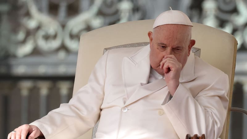 El papa pasa una noche tranquila y sigue descansando, tras dejar atrás la fase crítica.
