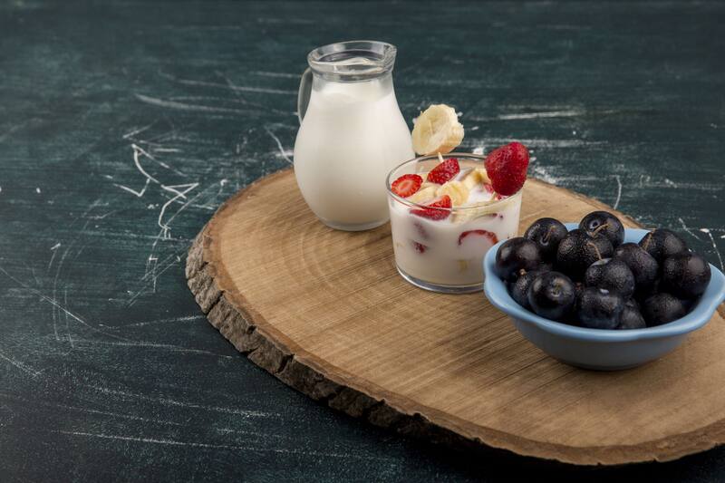Las frutas y el yogur son saludables, pero no sustituyen la variedad de nutrientes que aporta una comida completa con proteínas y vegetales (Fuente: Freepik)