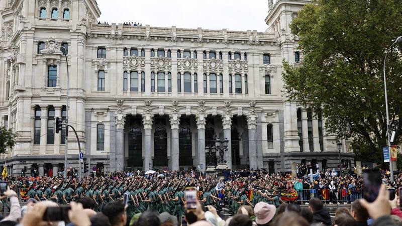 Fiesta Nacional del 12 de octubre: miles de personas desafiaron la lluvia en Madrid por orgullo a la hispanidad.