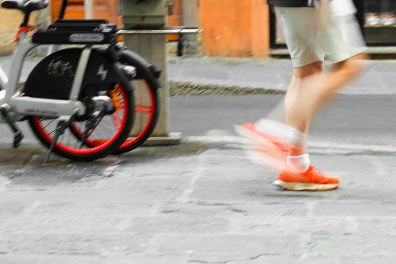 El retro-walking puede prevenir lesiones de rodilla al fortalecer los músculos relacionados. (Fuente: Unsplash)
