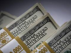 Con la mitad del volumen, el dólar trepó 27 centavos y se afianzó en $ 28